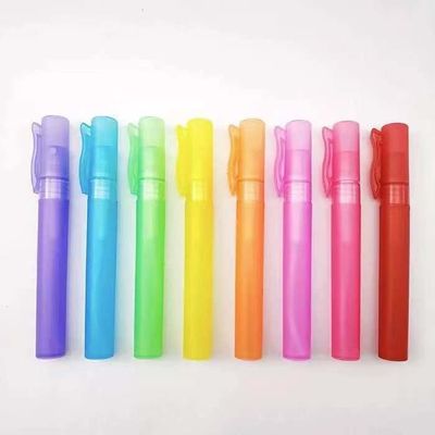 nouveau venu 10ml parfum en plastique Pen With Clip Cap de bouteille de jet de parfum d'atomiseur de beaucoup de couleurs
