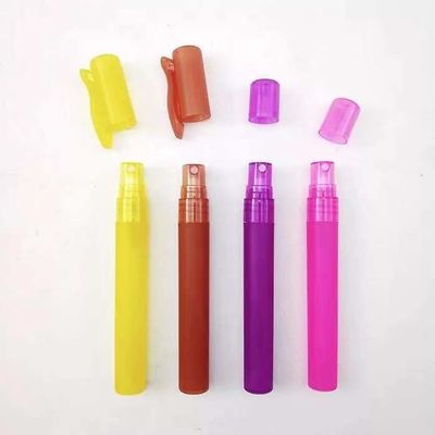 nouveau venu 10ml parfum en plastique Pen With Clip Cap de bouteille de jet de parfum d'atomiseur de beaucoup de couleurs